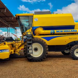 Cosechadora New Holland TC5090 con Plataforma 25